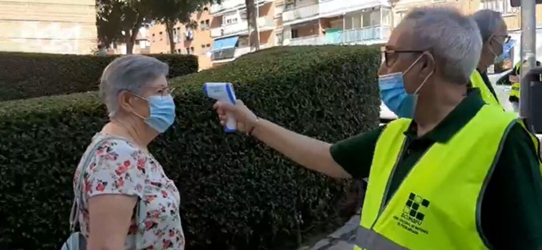 Los socios de la asociación han realizado controles de temperatura y han repartido decenas de miles de mascarillas por la ciudad