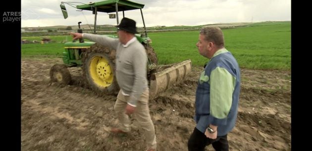 Chicote trata de convencer a Tejero para que no se marche en el tractor