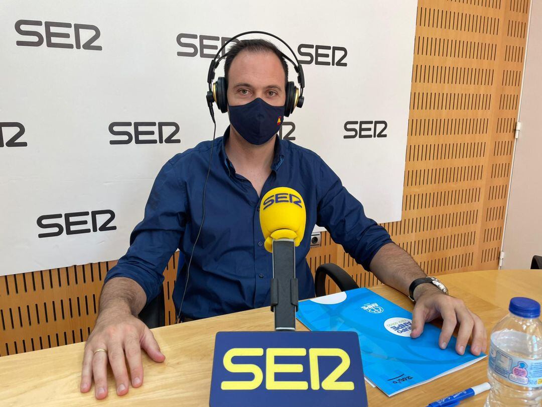 José Antonio Martínez, secretario de Acción Social (ANPE), en los estudios de Radio Murcia