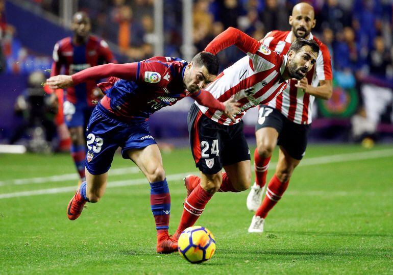 El centrocampista del Levante, Jason, disputa el balón con el defensa del Athletic Club, Mikel Balenziaga.