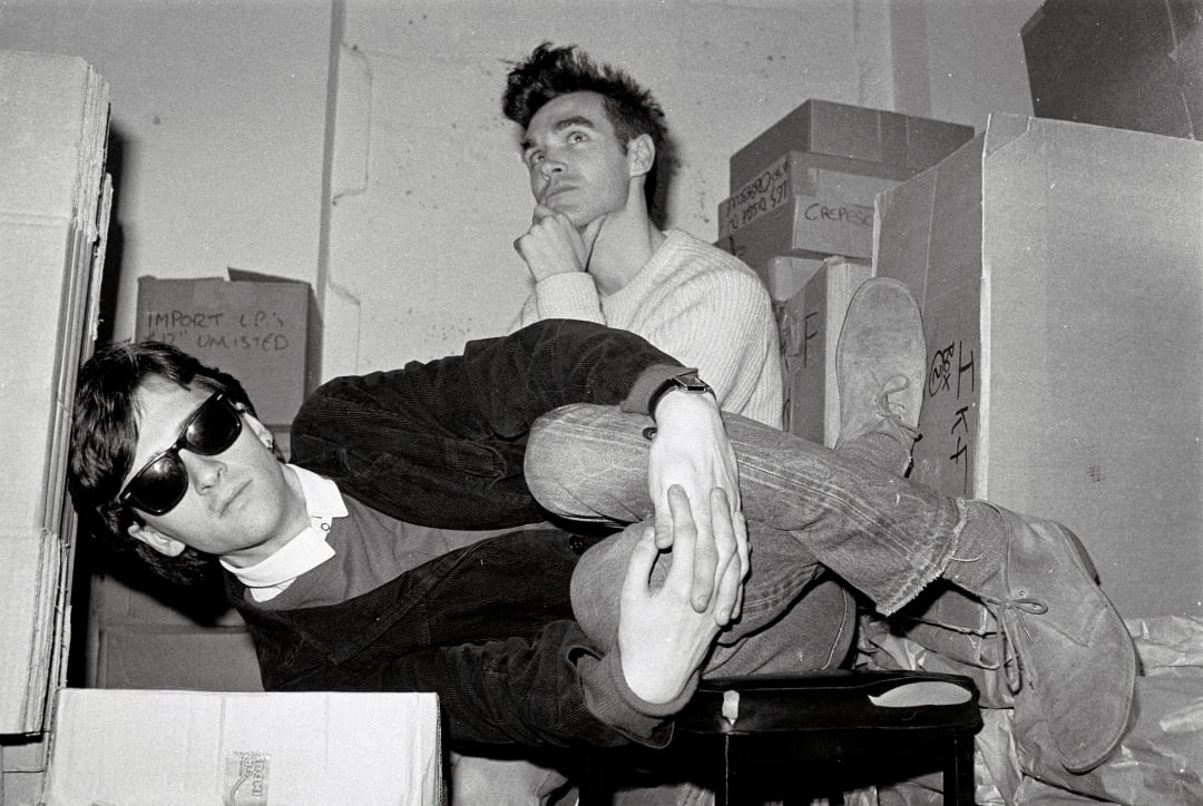 Johnny Marr y Morrissey posan en las oficinas de Londres del sello Rough Trade en 1983