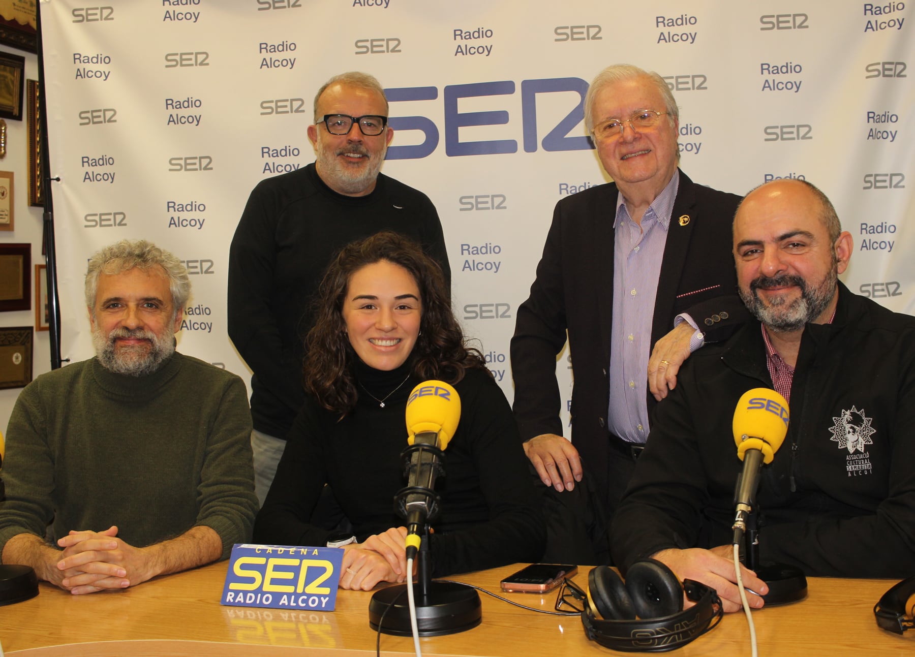 Pau Durà, Abril Albero, David Ponsoda, Jordi Martínez y Paco Aznar, en el estudio central de Radio Alcoy