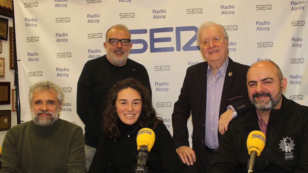 La autora del Bando, Abril Peidro, y el ayudante del Embajador, Pau Durà, protagonistas de un Amagatalls de la Festa especial Nadal Alcoià
