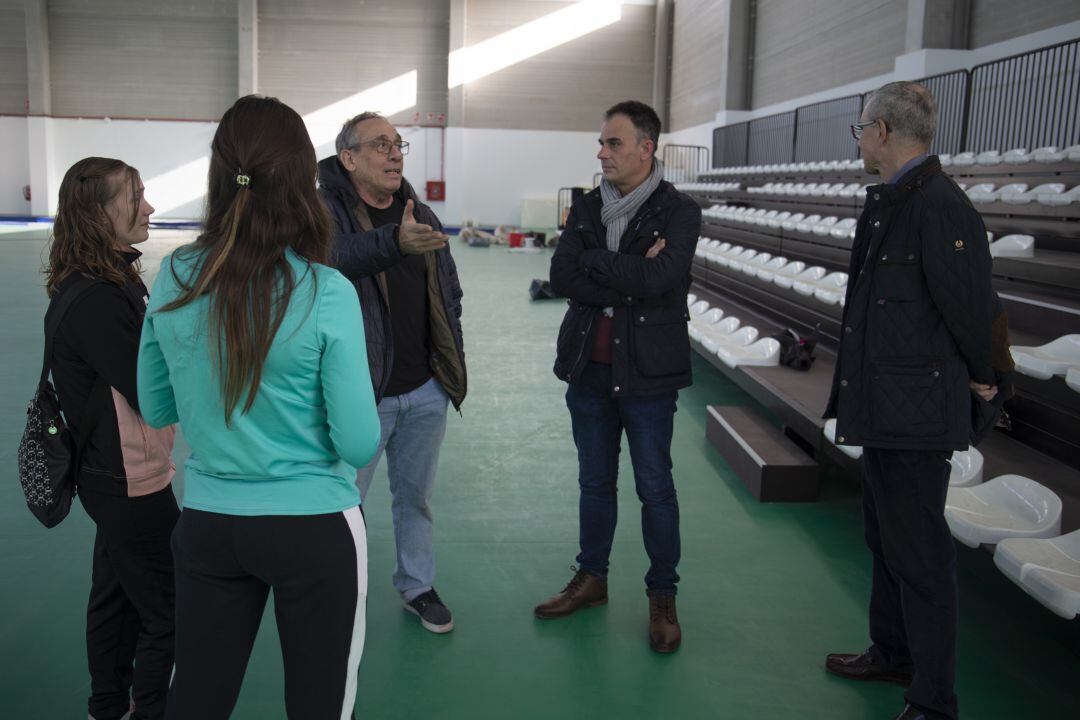 El concejal de Deportes, Jose Vicente Iserte junto a los técnicos del Ayuntamiento y representantes del Club