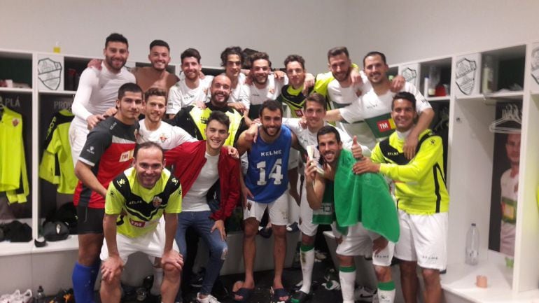 Los jugadores del Elche celebraron en el vestuario la victoria ante el Aragón