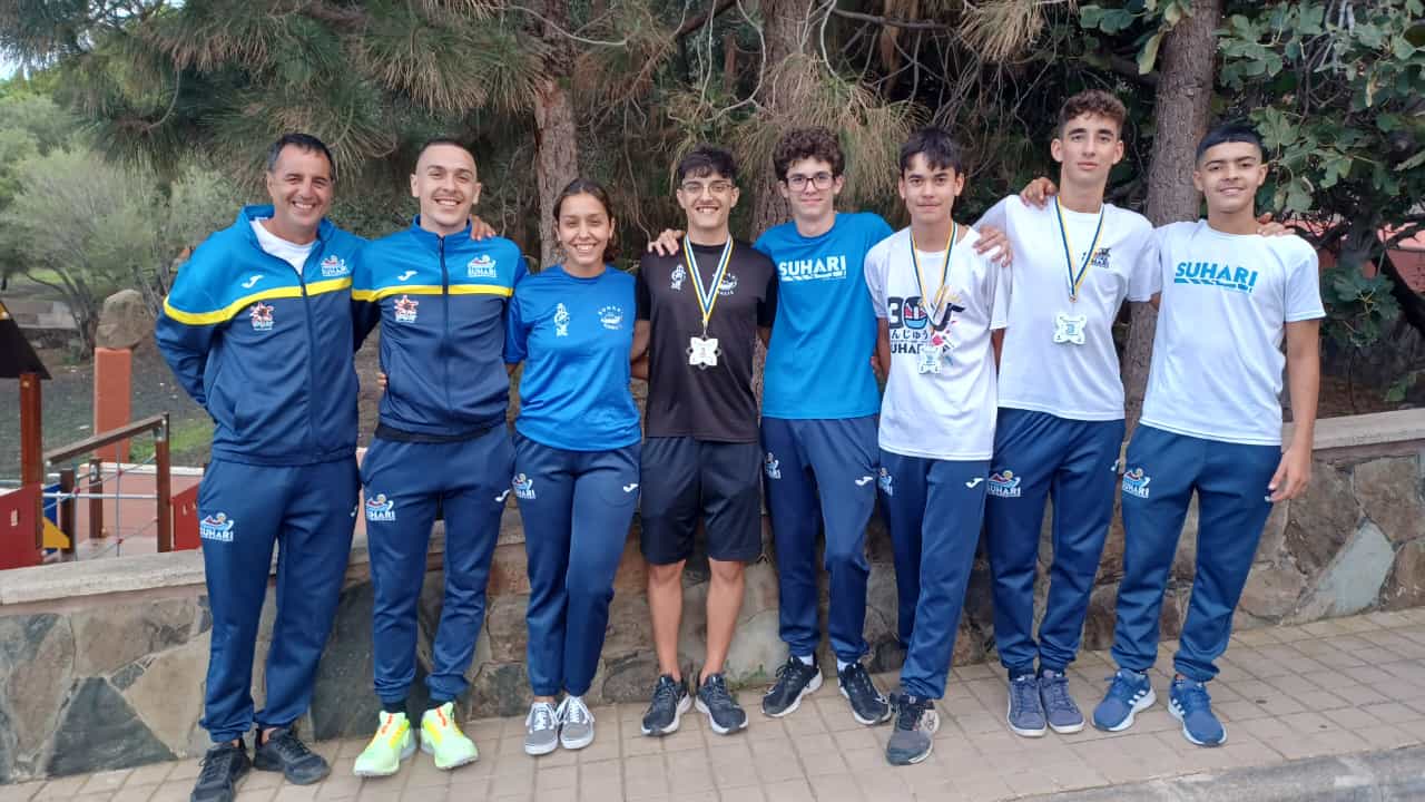 La expedición del Suhari Tías con las medallas conseguidas en Gran Canaria.