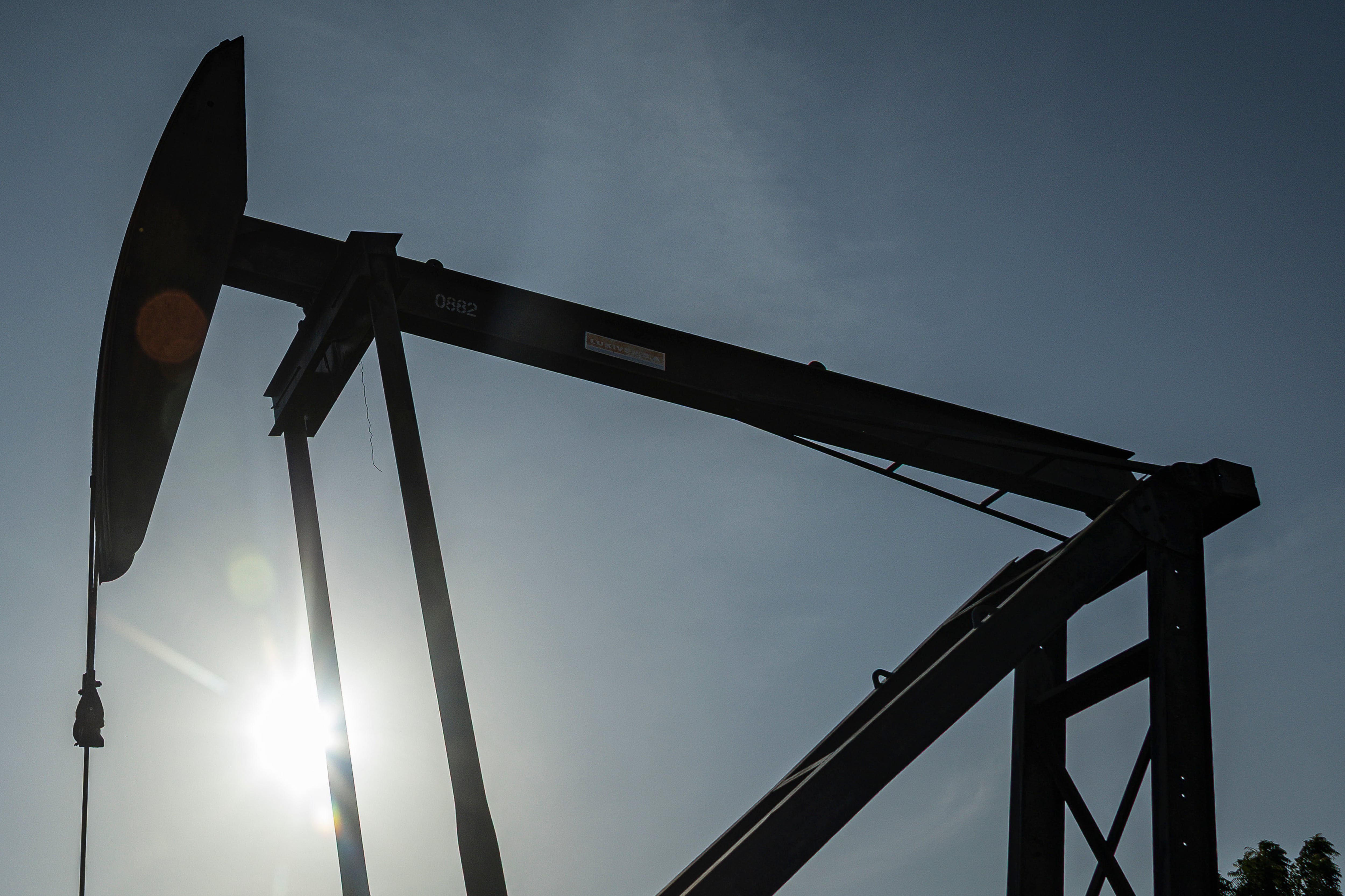 Fotografía de archivo fechada el 18 de diciembre de 2025 donde se observa un balancín petrolero en el Lago de Maracaibo (Venezuela)