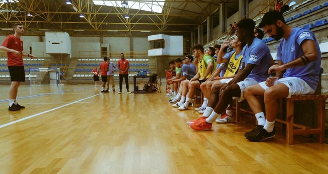 David Rial se dirige a sus jugadores durante un entrenamiento en Santa Isabel