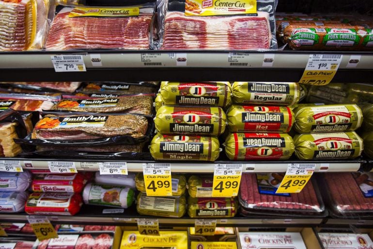 Vista de una alacena repleta de salchichas y bacon precocinado en un supermercado de Washington, Estados Unidos.