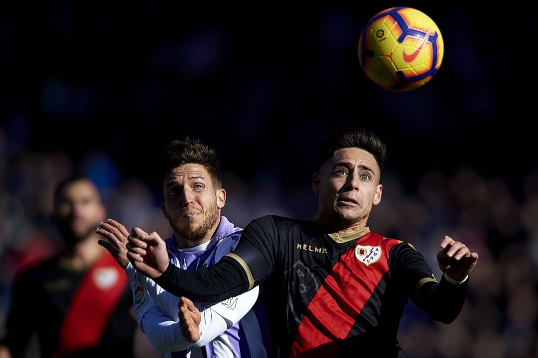 Keko, del Real Valladolid, y Alex Moreno, del Rayo Vallecano luchan por un balón en el encuentro de ida