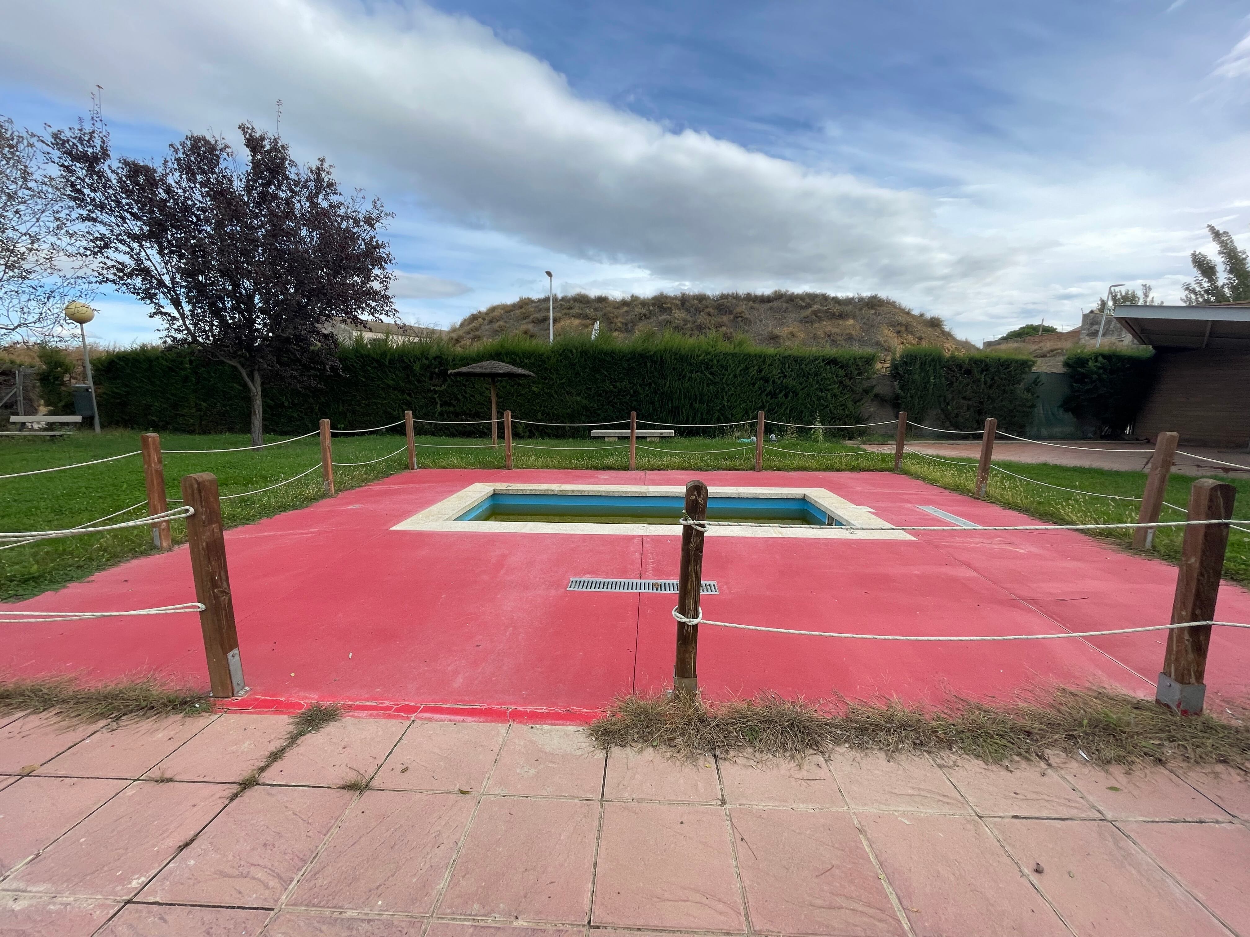 Iniciados los trabajos de sustitución del vaso infantil de la piscina de Selgua