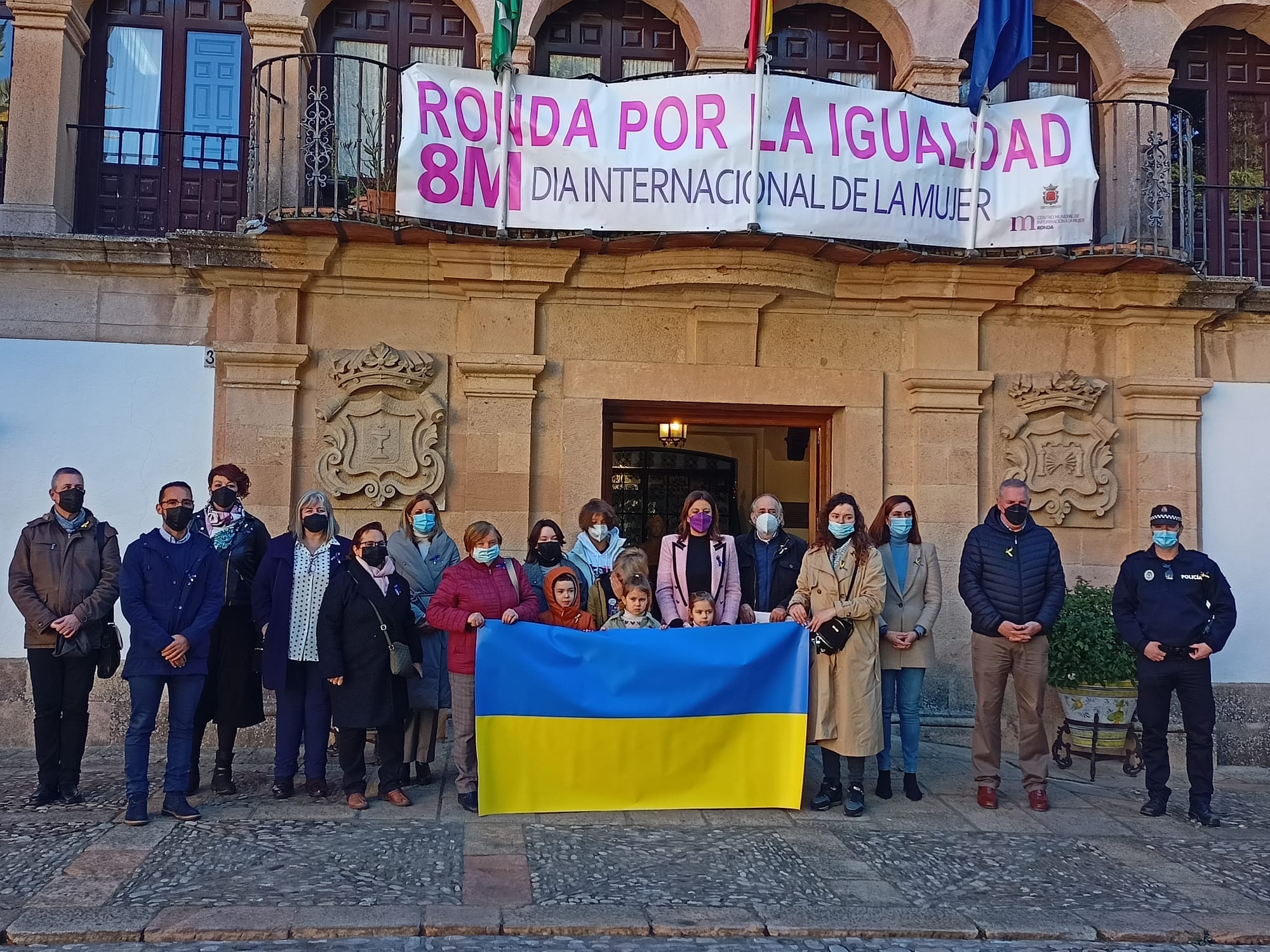 Este miércoles se ha realizado una concentración a las puertas del Ayuntamiento de Ronda contra la guerra en Ucrania