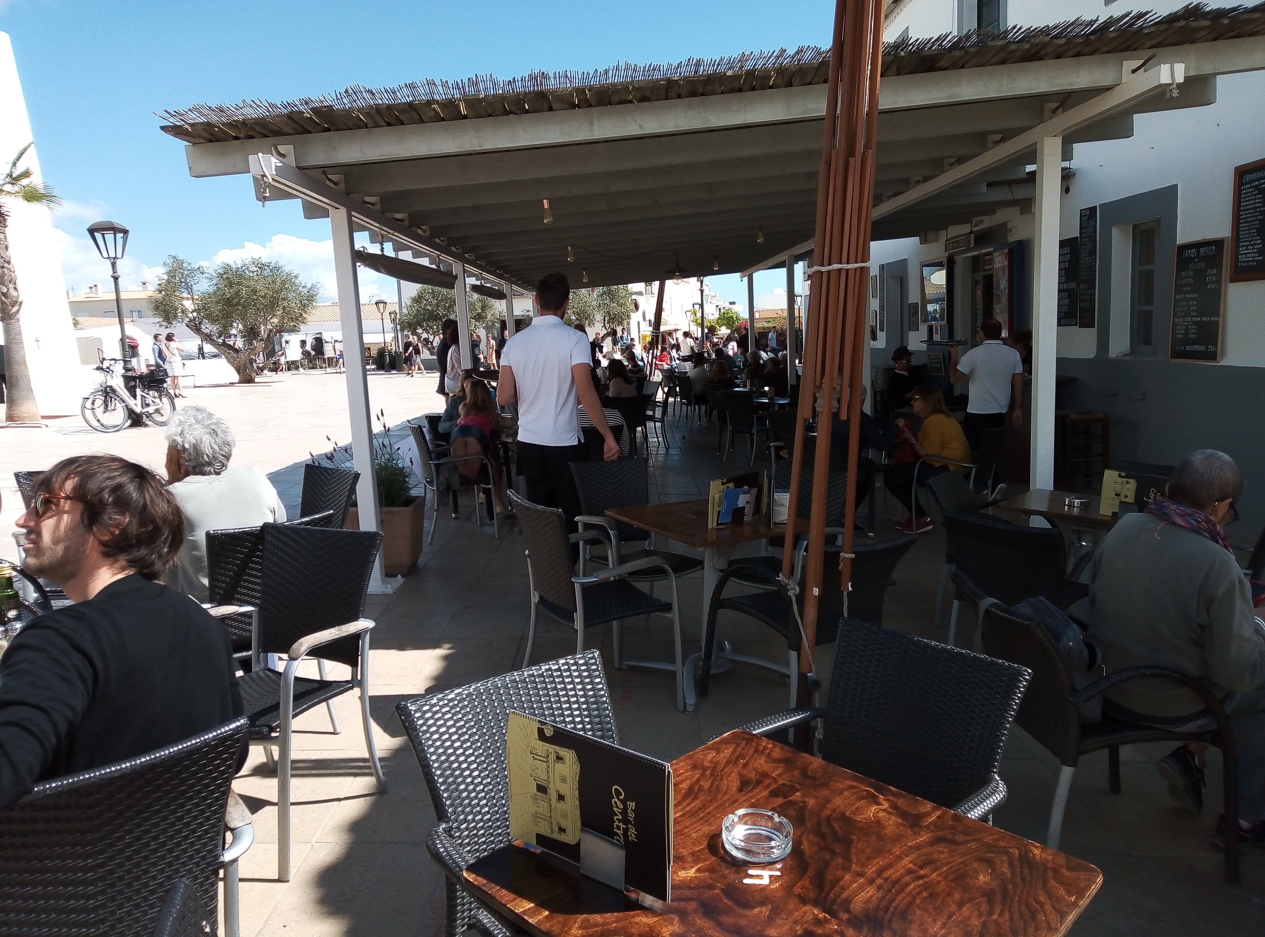 Camareros en un restaurante de Ibiza