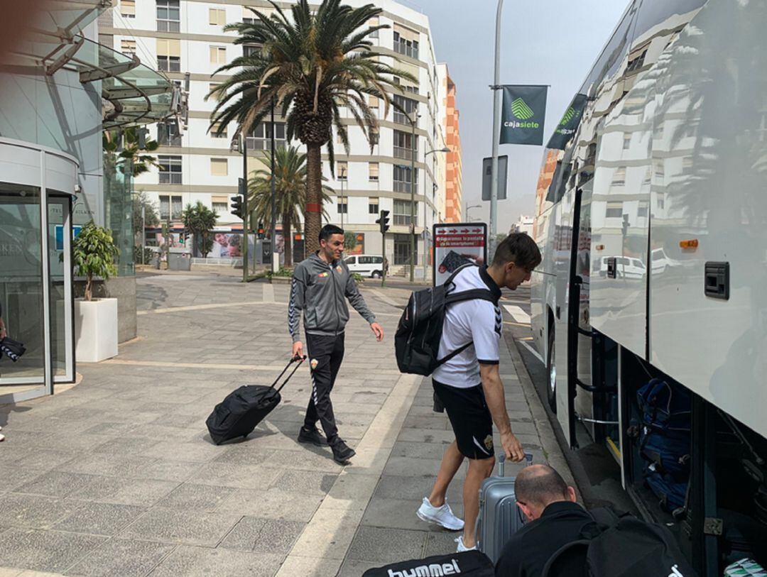 La expedición del Elche, que ha tenido que cambiarse de hotel este lunes.