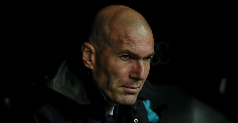 Zidane, pensativo durante un partido liguero