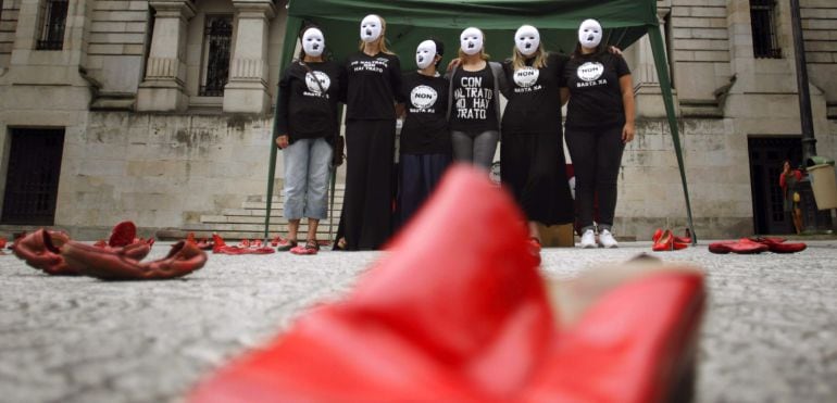 La asociación Ve-la Luz, que lucha contra la violencia machista, llevó hoy su campaña Zapatos Rojos contra esta lacra al TSXG