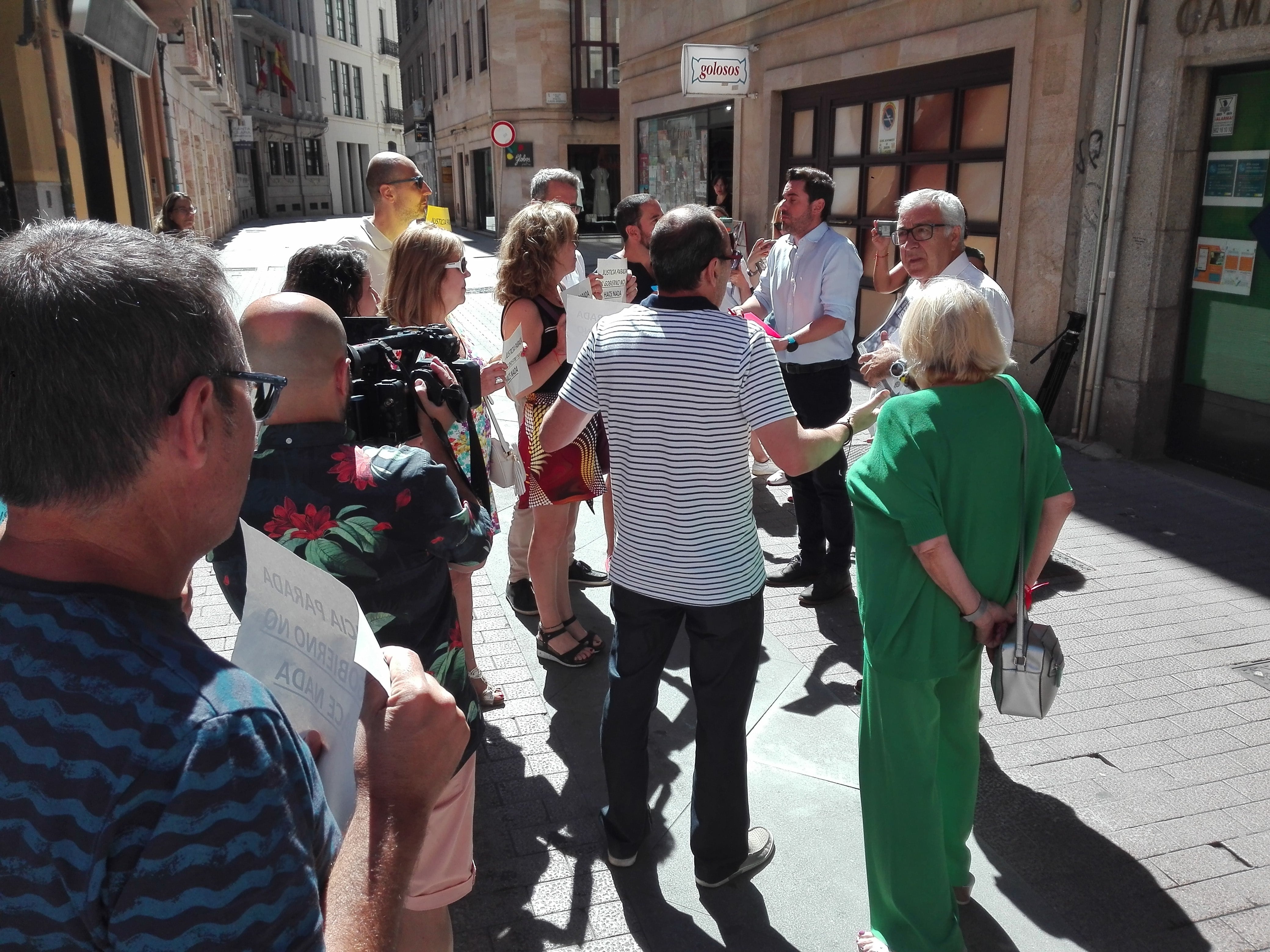 Los candidatos del PSOE a las puertas de la Cámara de Comercio con un grupo de funcionarios de la Administración de Justicia