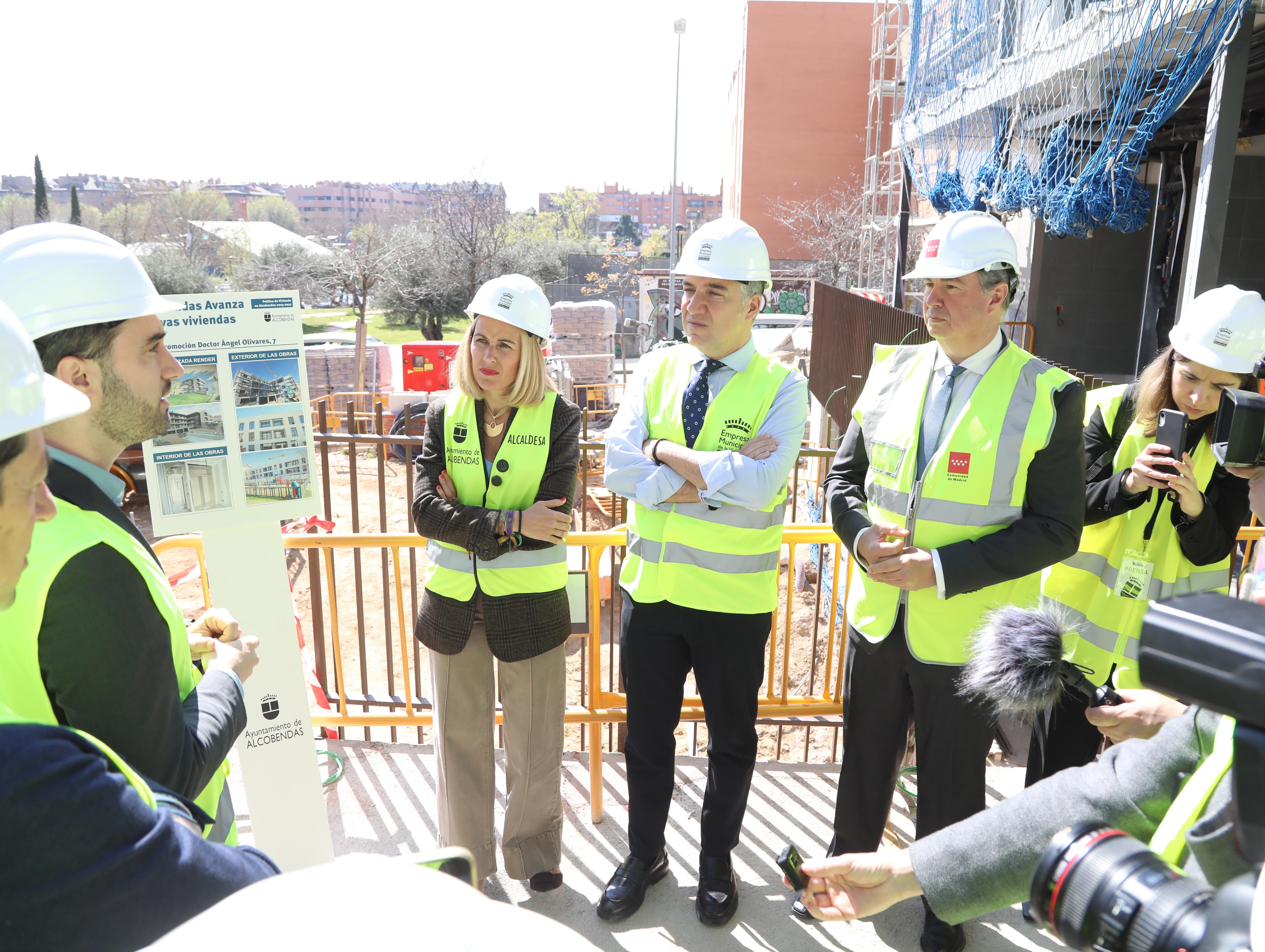 La alcaldesa de Alcobendas, Rocío García Alcántara, junto a al Diputado Nacional del PP, Elías Bendodo, visitando las viviendas municipales de Valdelasfuentes