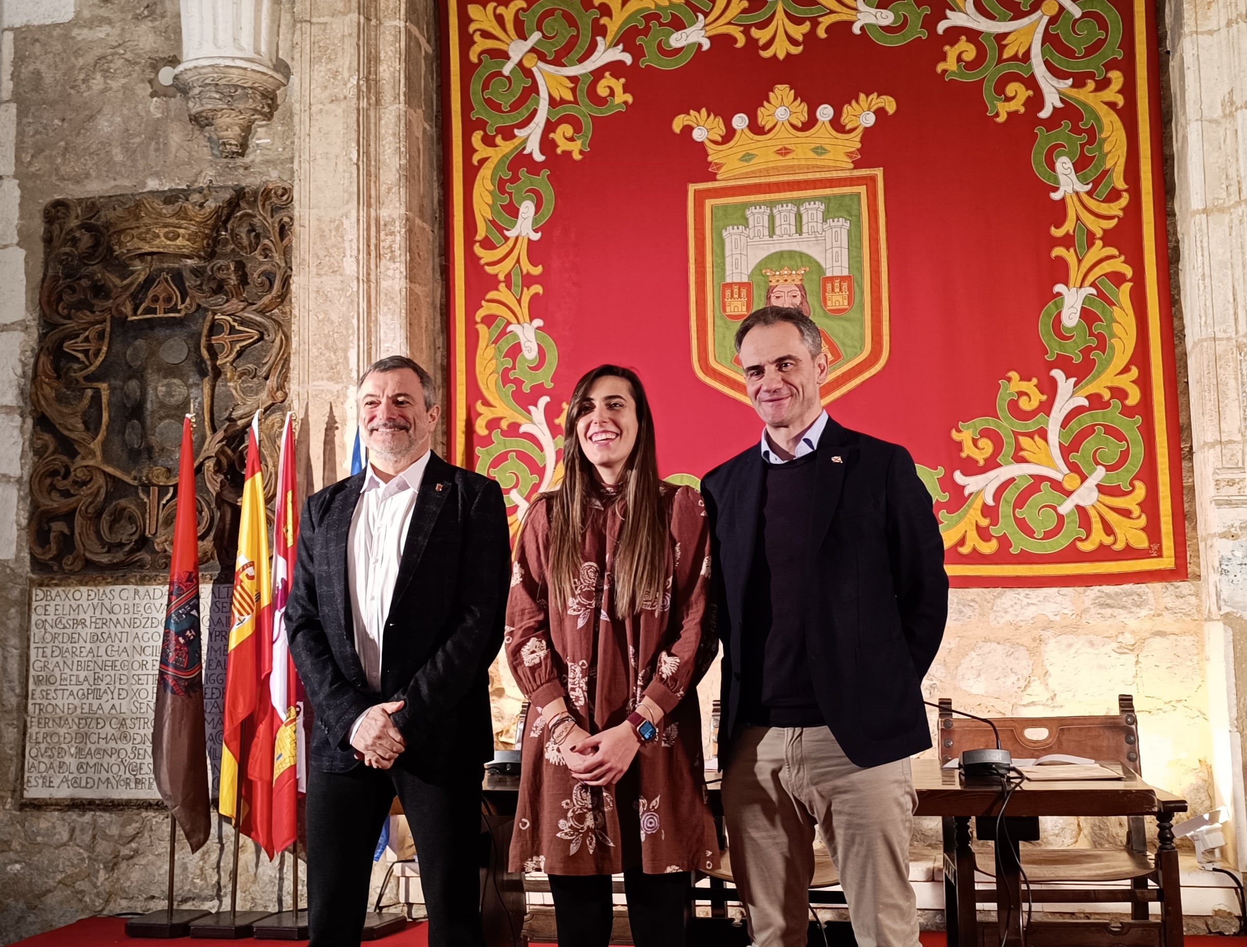 La concejala de Cultura del Ayuntamiento de Burgos, Andrea Ballesteros, entre el edil de Promoción de Logroño, Miguel Sainz (dcha.) y Mikel Armendáriz, de Pamplona