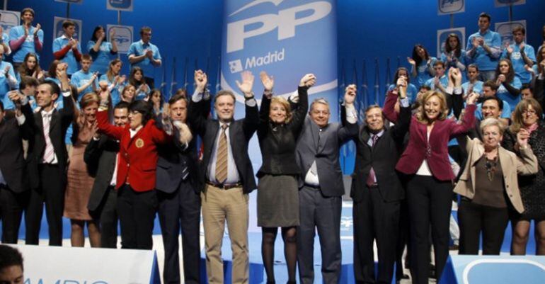 Esperanza Aguirre junto con algunos de los alcaldes del norte de Madrid durante la presentación de candidaturas en las municipales de 2011