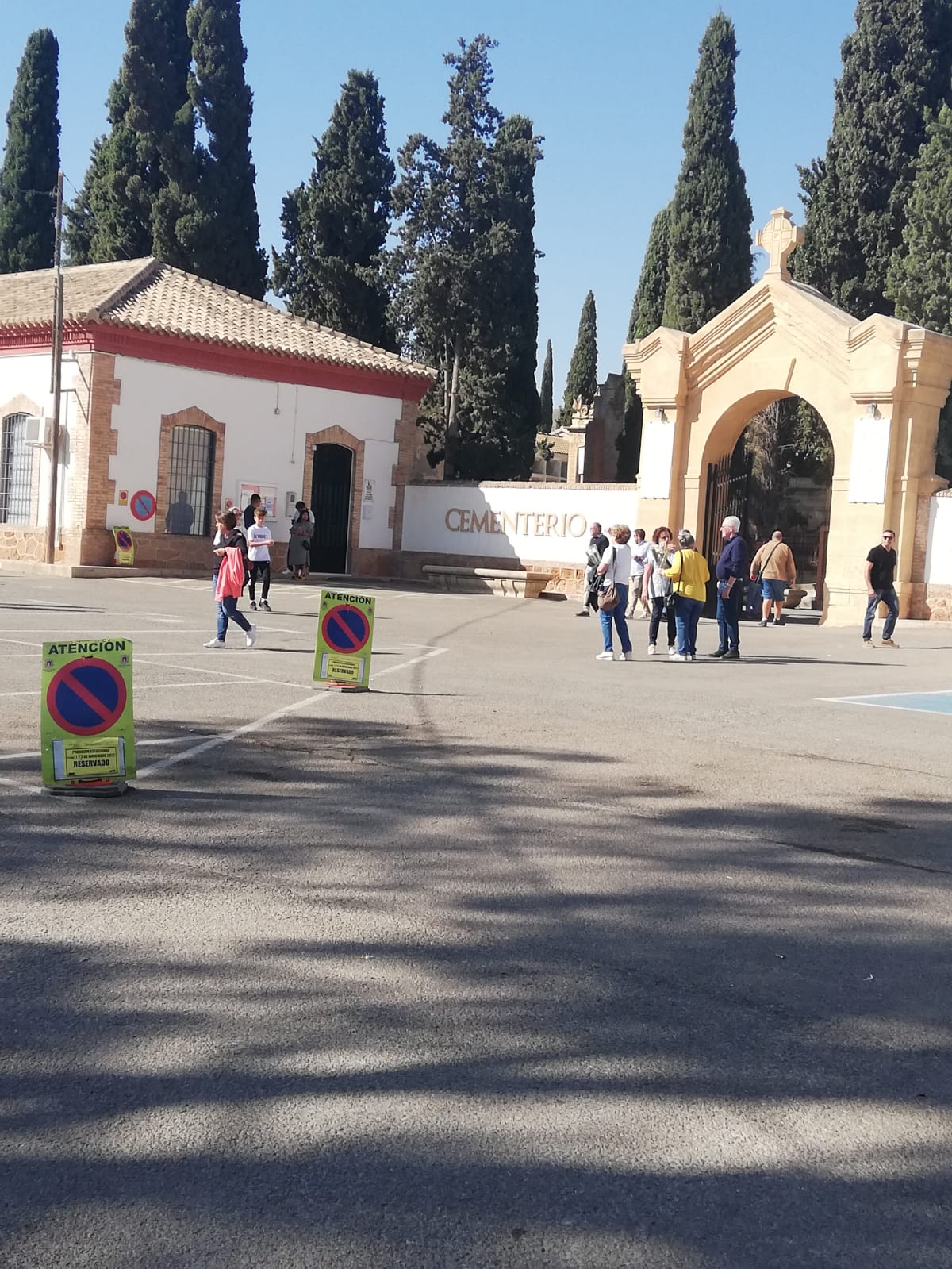 Un total de 37.000 personas han visitado los cementerios de Lorca por la festividad de Todos Los Santos.