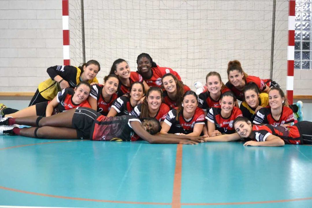 Las jugadoras roqueteras celebrando la victoria.