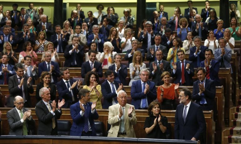 El presidente del Gobierno en funciones, Mariano Rajoy, recibe los aplausos de bancada tras su intervención en la sesión de investidura