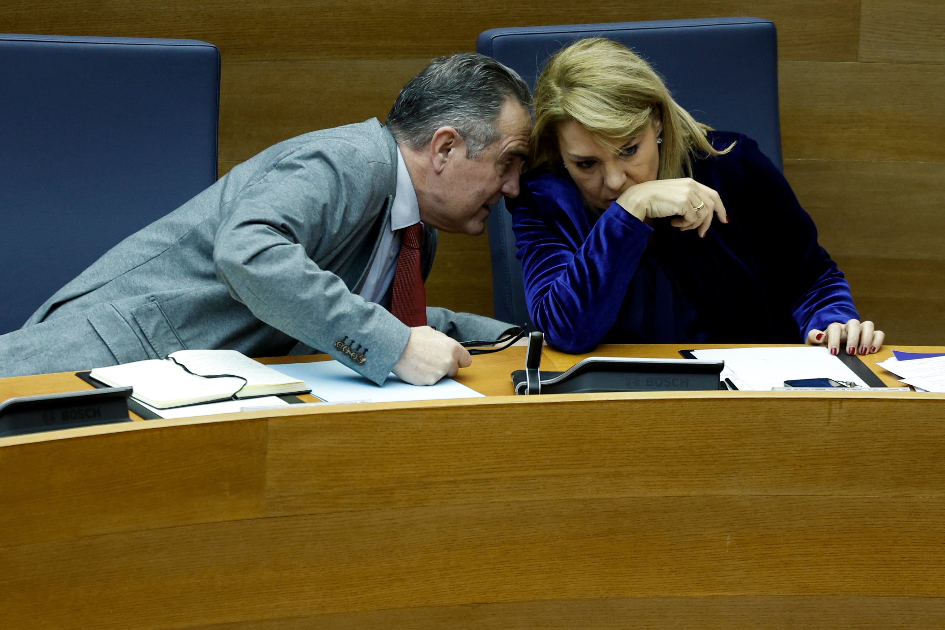 GRAFCVA5624. VALENCIA, 20/02/2025.- La vicepresidenta del Consell, Susana Camarero, conversa con el vicepresidente segundo, Francisco José Gan Pampols, durante el pleno de Les Corts Valencianes que vota la propuesta de Compromís de pedir la dimisión del president de la Generalitat, Carlos Mazón, por su gestión de la dana del 29 de octubre, iniciativa que apoyará el PSPV-PSOE pero que no saldrá adelante al ser rechazada con los votos del PP y Vox. EFE/Biel Aliño
