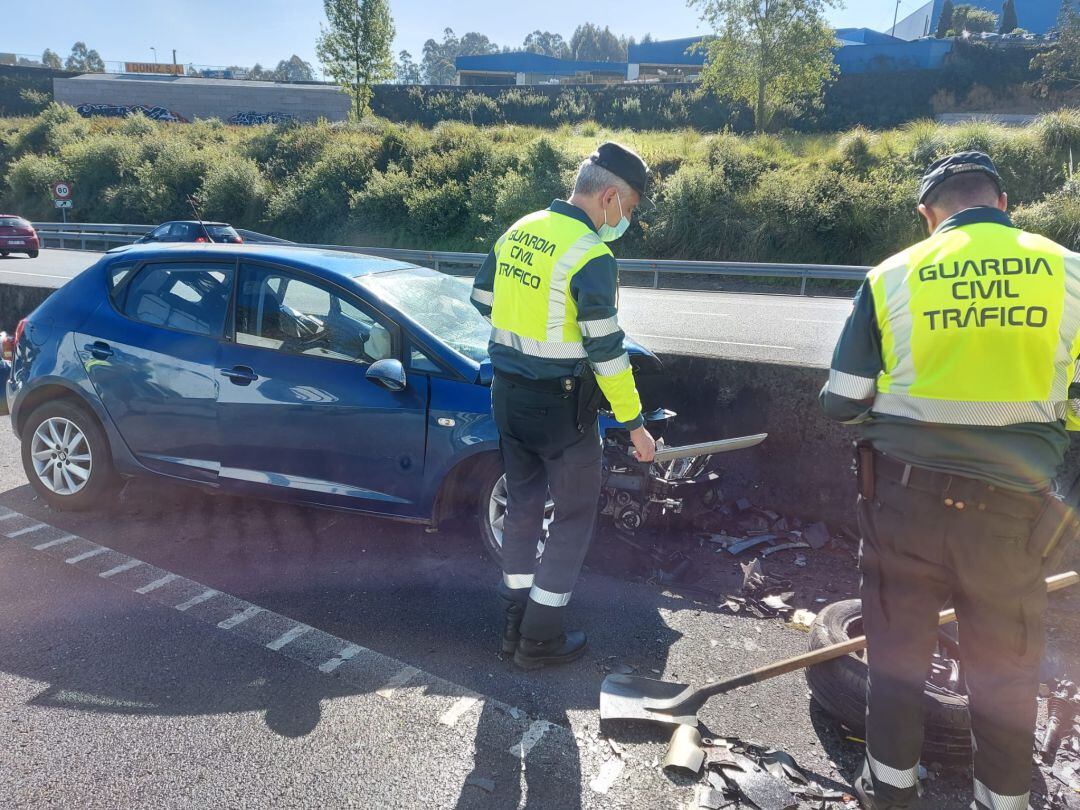 Agentes de la Guardia Civil inspeccionando el lugar del siniestro donde ha fallecido una mujer.