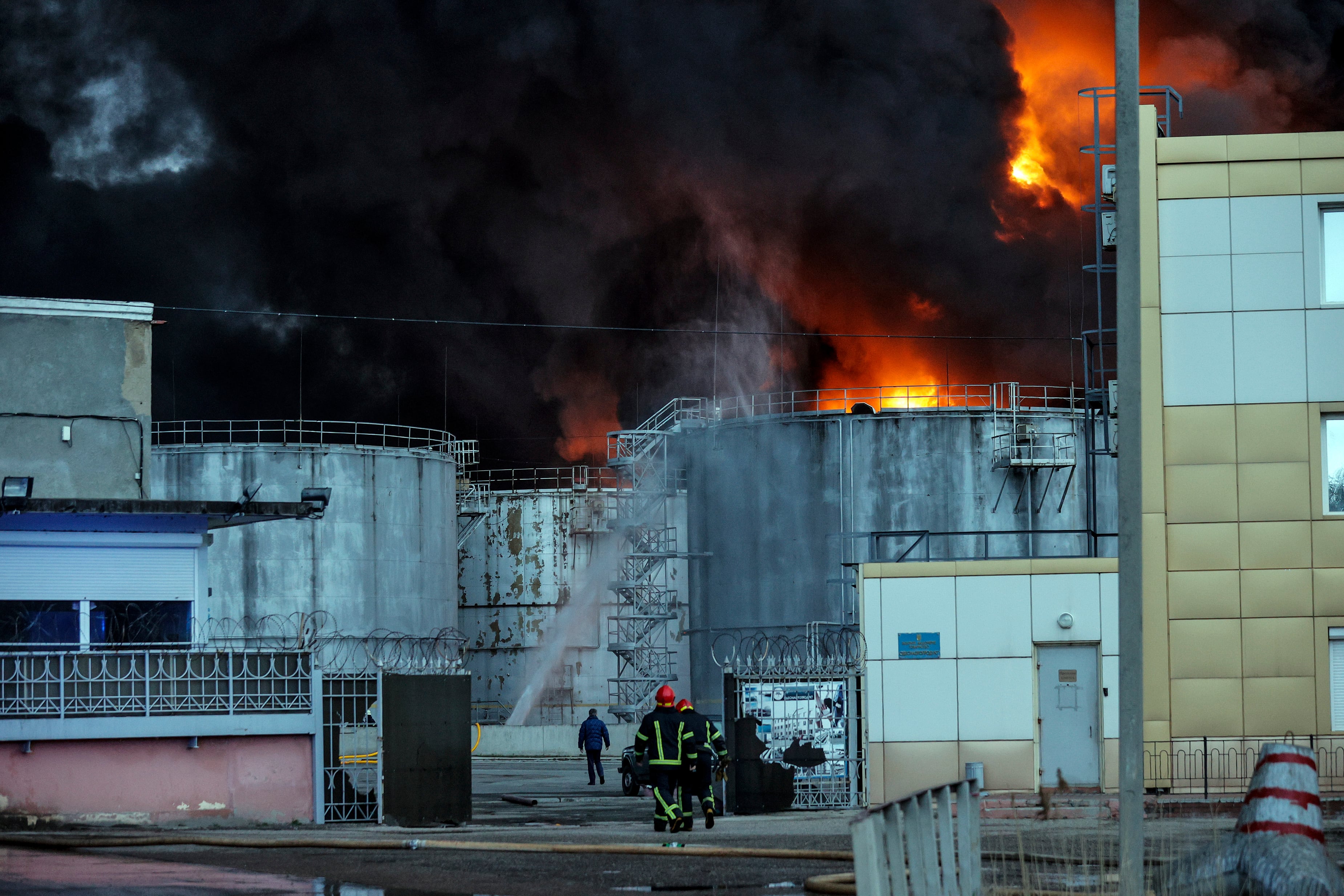 Bomberos trabajan en la extinción del fuego en las instalaciones de una refinería de petróleo hoy, en Odesa (Ucrania).