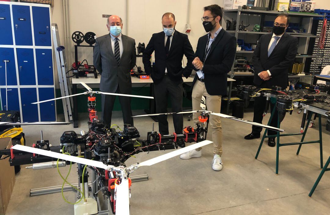 El consejero de Economía (2i), junto al rector de la UC3M (1i) y el alcalde de Leganés (1d), durante la visita a las empresas aeroespaciales situadas en el parque científico de la UC3M en la localidad leganense.