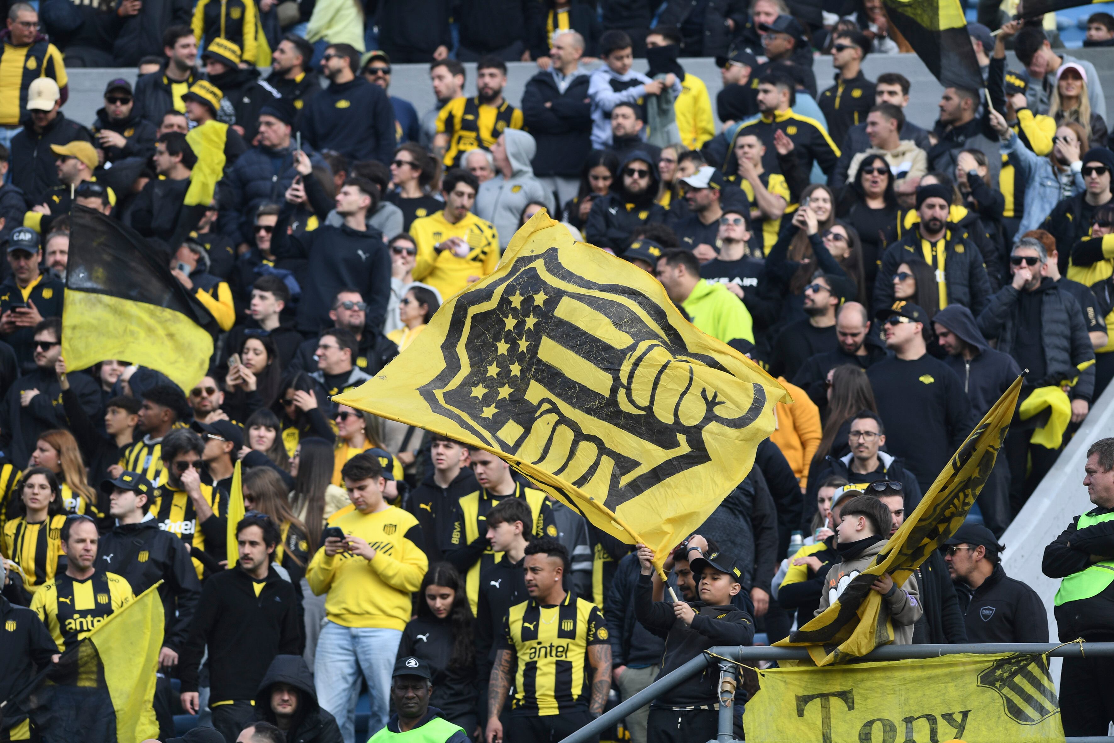MONTEVIDEO, URUGUAY - JULY 6: Fans of Peñarol cheer for their team during a Torneo Intermedio 2025 Final match between Peñarol and Nacional at Estadio Centenario on July 6, 2025 in Montevideo, Uruguay. (Photo by Sandro Pereyra/Agencia Gamba/Getty Images)