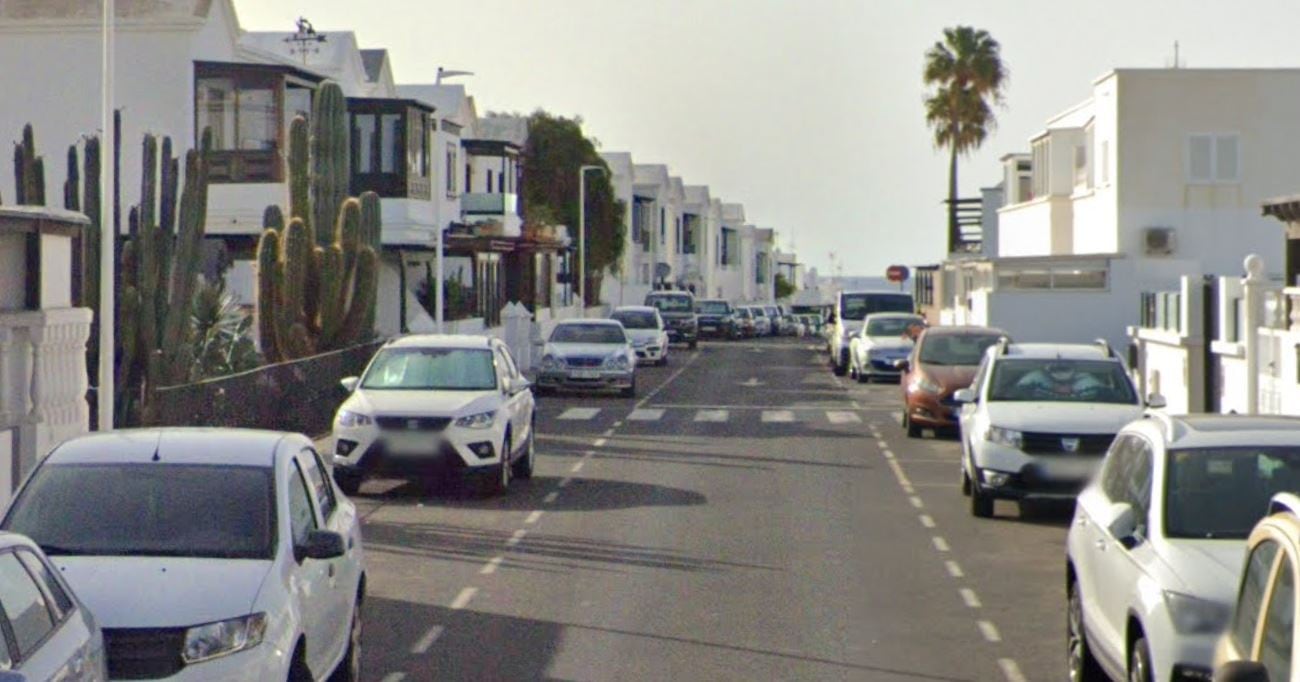 Calle Cordel de Playa Honda, Lanzarote, en la que se produjo un tiroteo en la madrugada de este domingo.