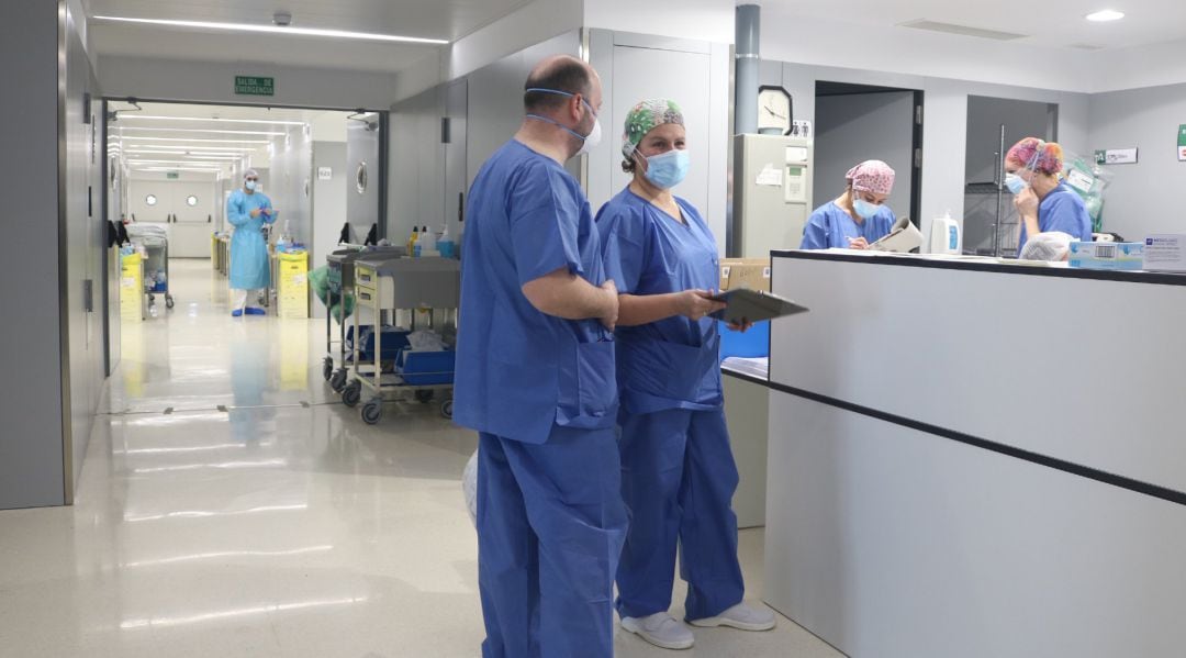 Varios profesionales sanitarios en un hospital andaluz.