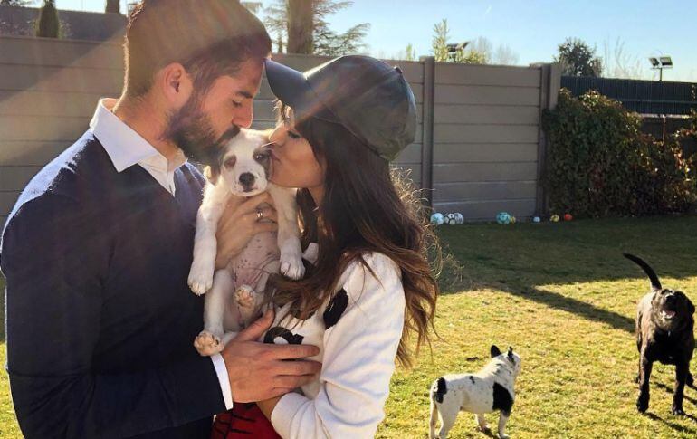 Isco y Sara Sálamo besan a un cachorro