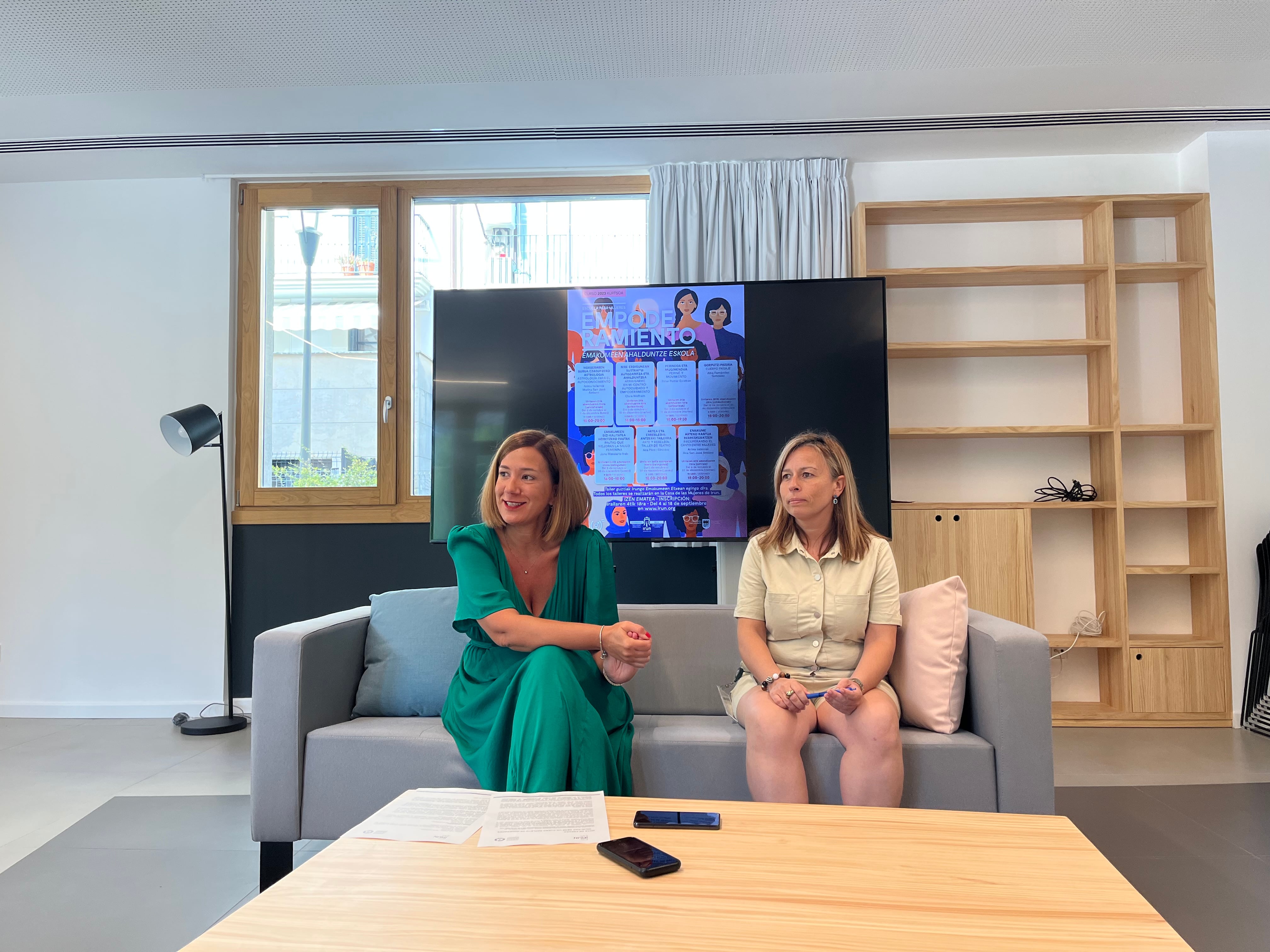 Cristina Laborda ha presentado en la Casa de las Mujeres la oferta de talleres de la Escuela de Empoderamiento.