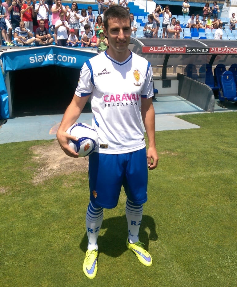 Marc Bertrán, con la camiseta del Real Zaragoza en su presentación en La Romareda