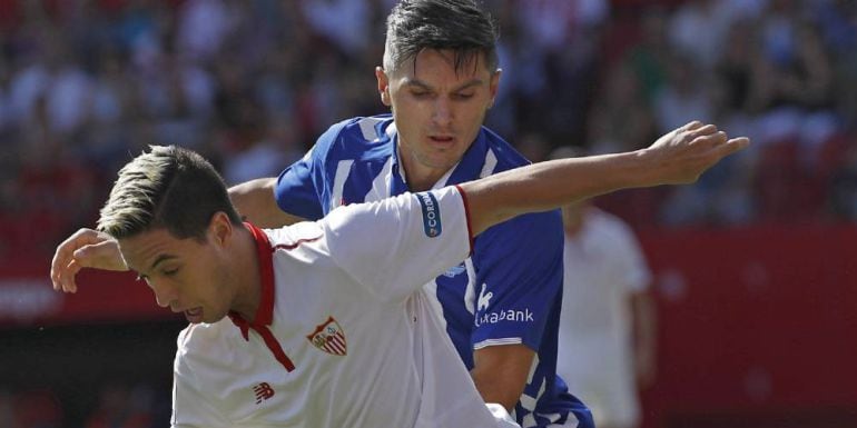 Daniel Torres disputa un balón con Nasri antes de caer lesionado ante el Sevilla en el Sánchez Pizjuán.