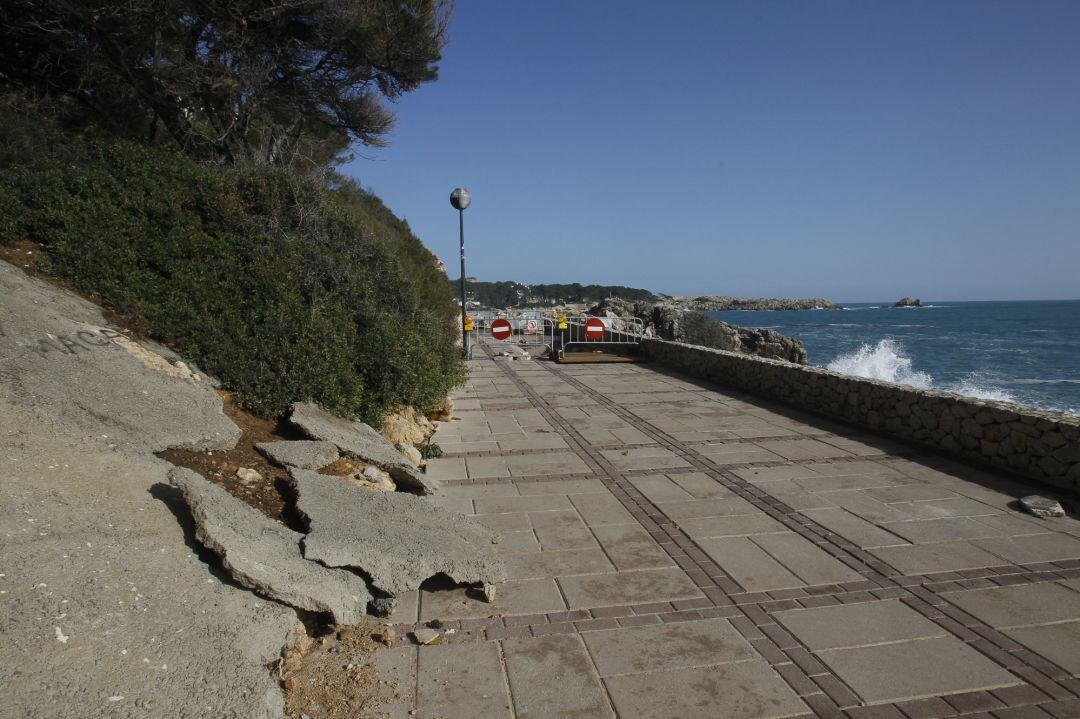 Zona acordonada afectada por la borrasca &#039;Gloria&#039; en el Puerto de Cala Ratjada en Capdepera .