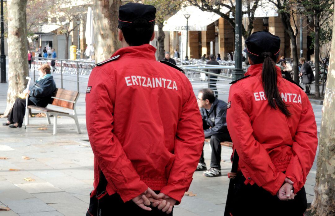 Dos agentes de la Ertzaintza patrullan por el Boulevard en una imagen de archivo. 