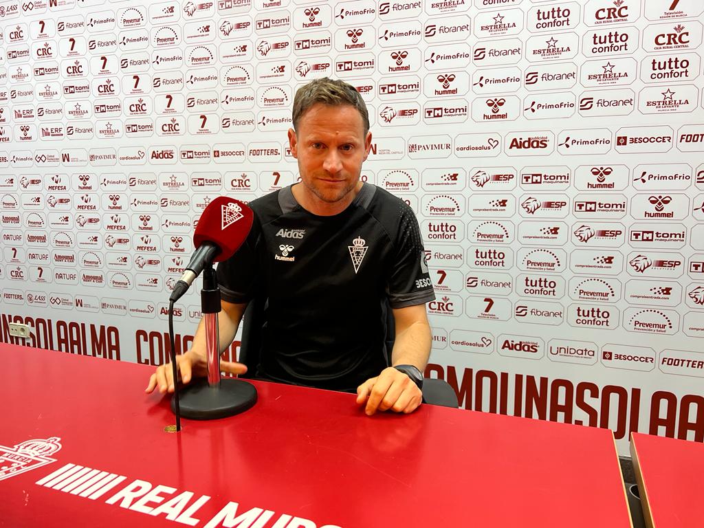 Mario Simón en la rueda de prensa previa a la semifinal del playoff por el ascenso a 1ªRFEF entre el Real Murcia y el Rayo Cantabria