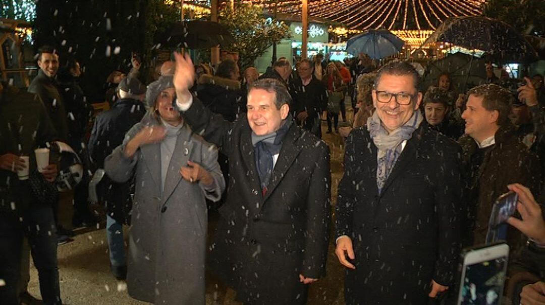 El alcalde inaugurando la nieve artificial del Mercadillo de Nadal