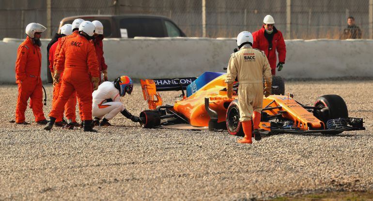 Fernando Alonso, el día en que perdió una rueda en los test de Montmeló.