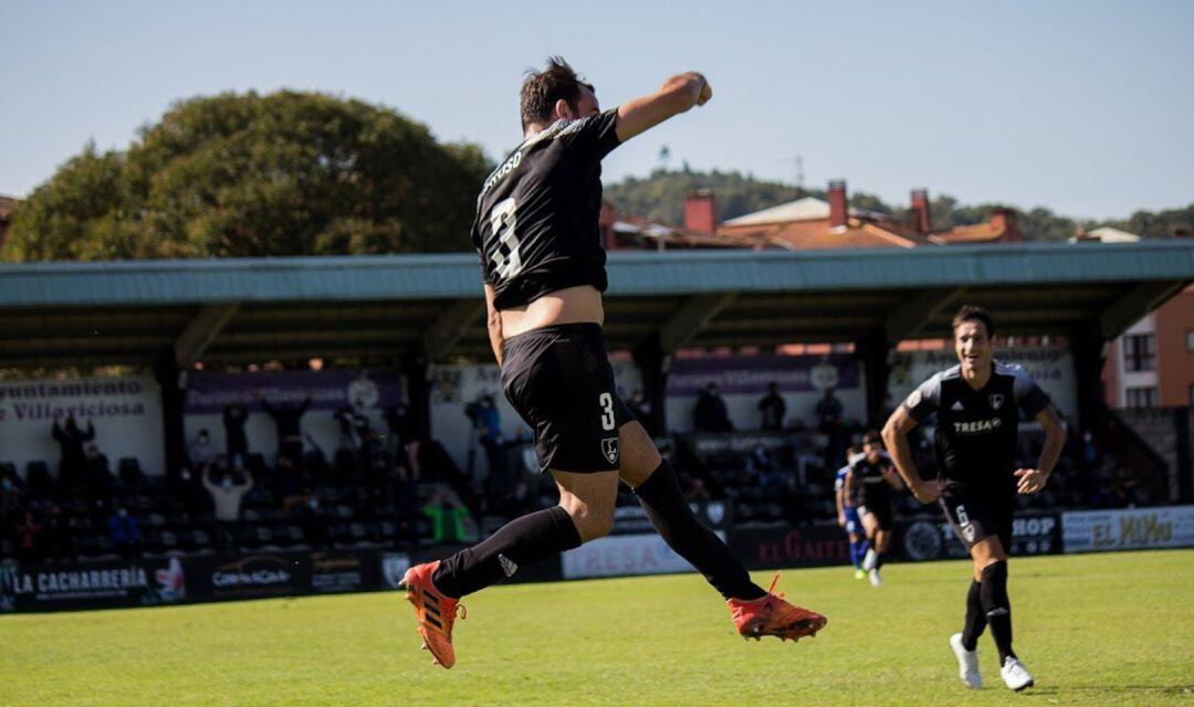 Gayoso celebra el primer gol del Lealtad en su regreso a la Segunda B