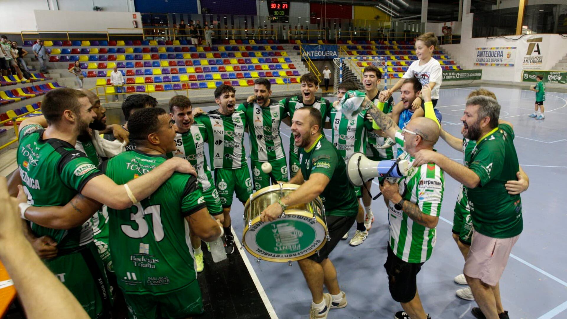 El BM Dólmenes Antequera celebra con parte de la afición