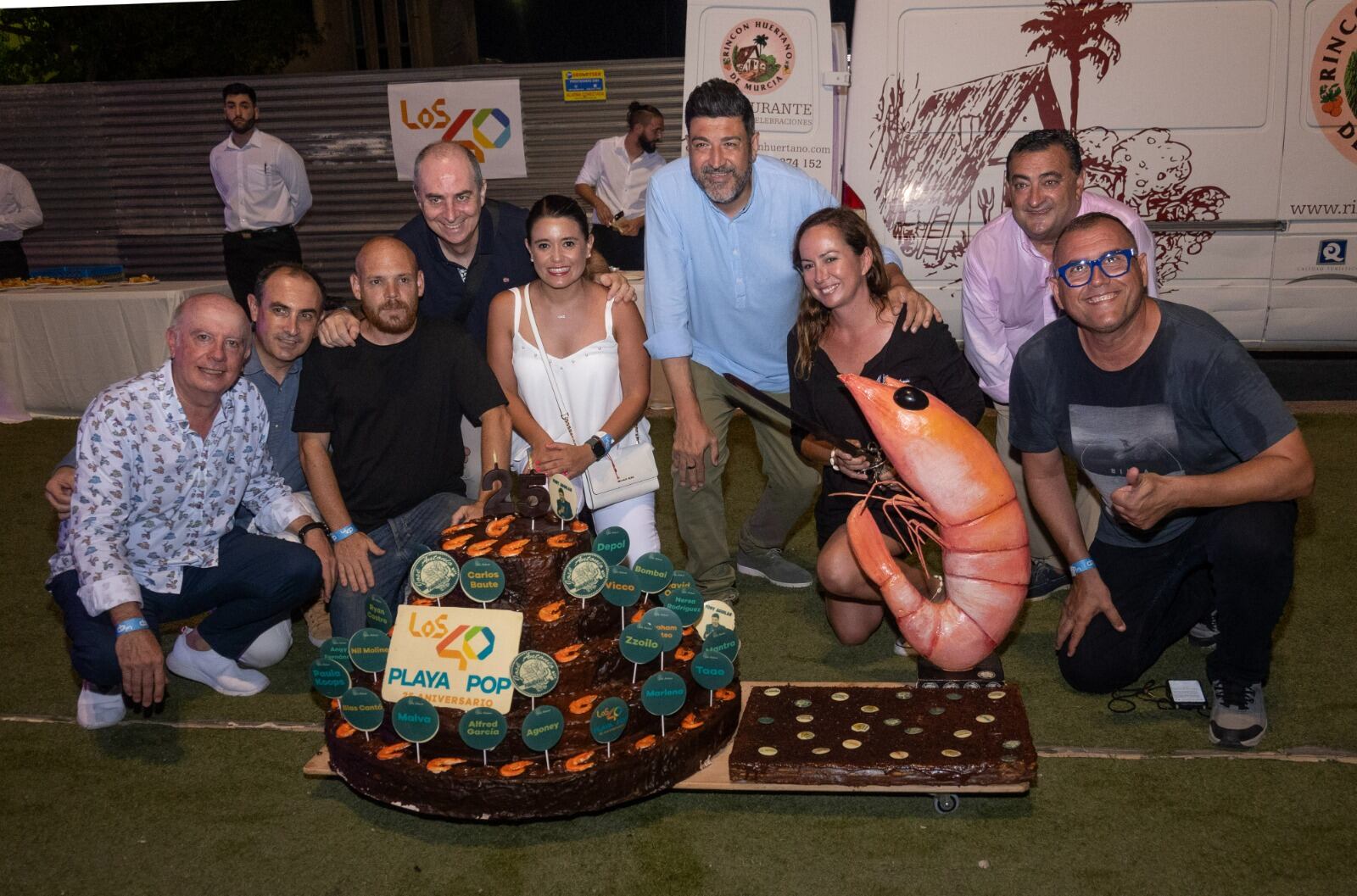 El equipo de LOS40, con la alcaldesa de San Pedro del Pinatar, Ángela Gaona, y la artesana pastelera Patricia Pérez.