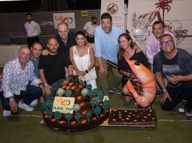El equipo de LOS40, con la alcaldesa de San Pedro del Pinatar, Ángela Gaona, y la artesana pastelera Patricia Pérez.