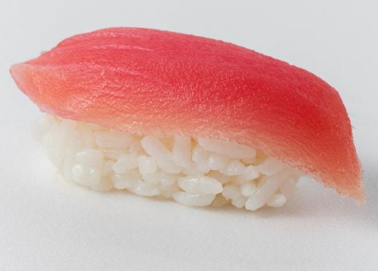 El nigiri de atún es uno de los símbolos de la cocina japonesa. La enorme demanda del país ´nipón marca los precios de este producto a nivel mundial.