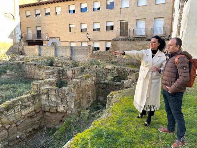 Lorena Orduna y Lorenzo Ciprés visitaban este viernes en el solar de la calle Zarandia