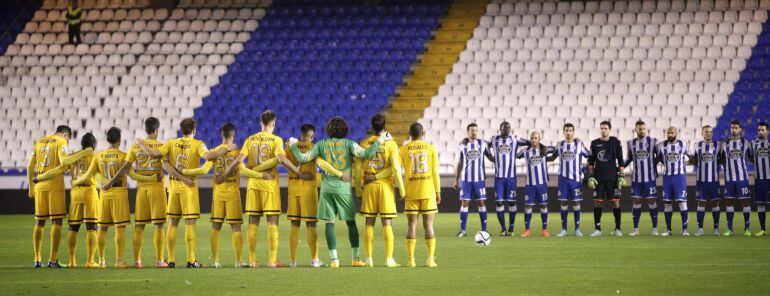Los jugadores del Deportivo y el Málaga guardan un minuto de silencio por la muerte del aficionado que falleció el domingo en una reyerta entre ultras del equipo coruñes y el Atlético de Madrid.